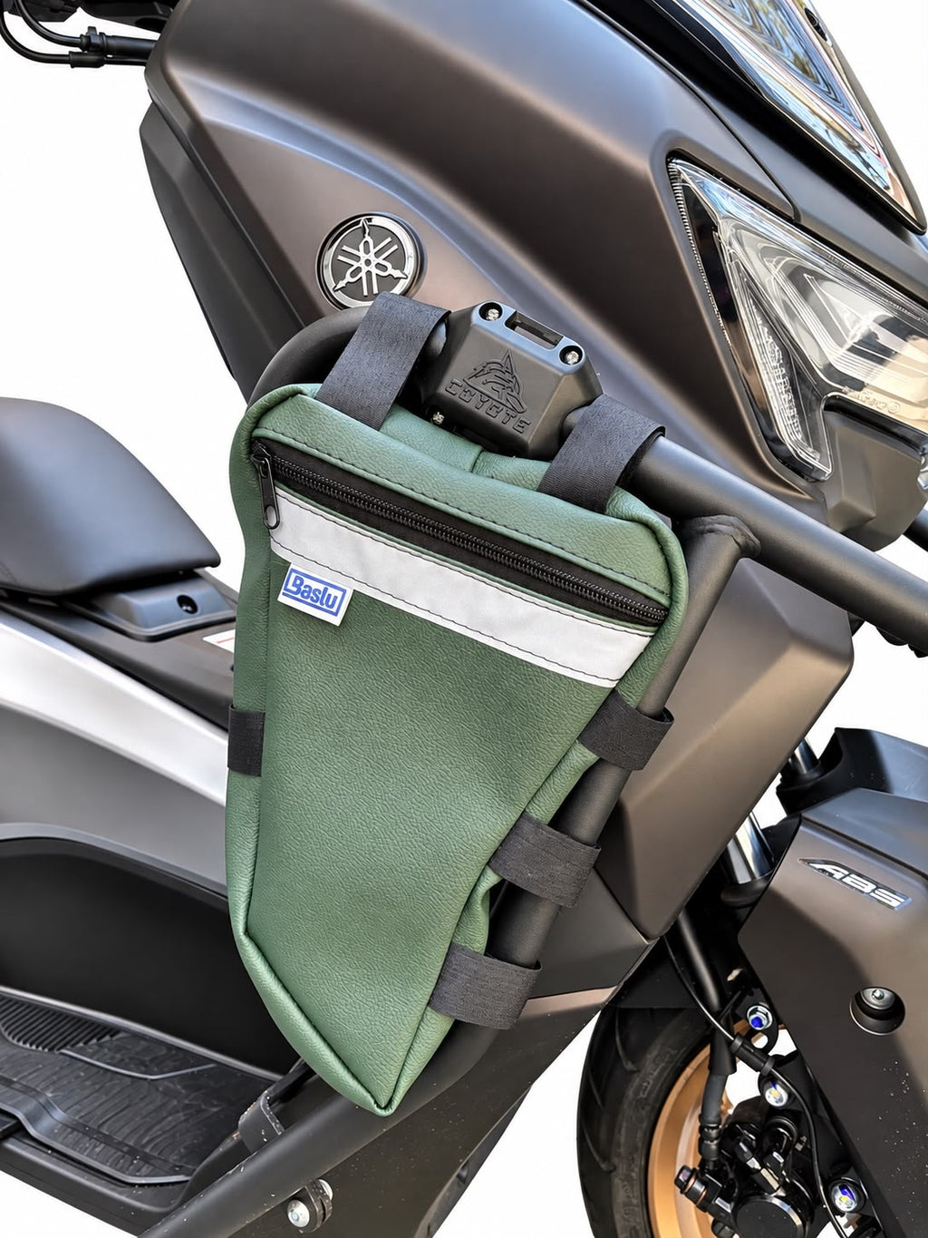 Alforje frontal para carenagem Baslu verde militar instalado na moto, vista lateral