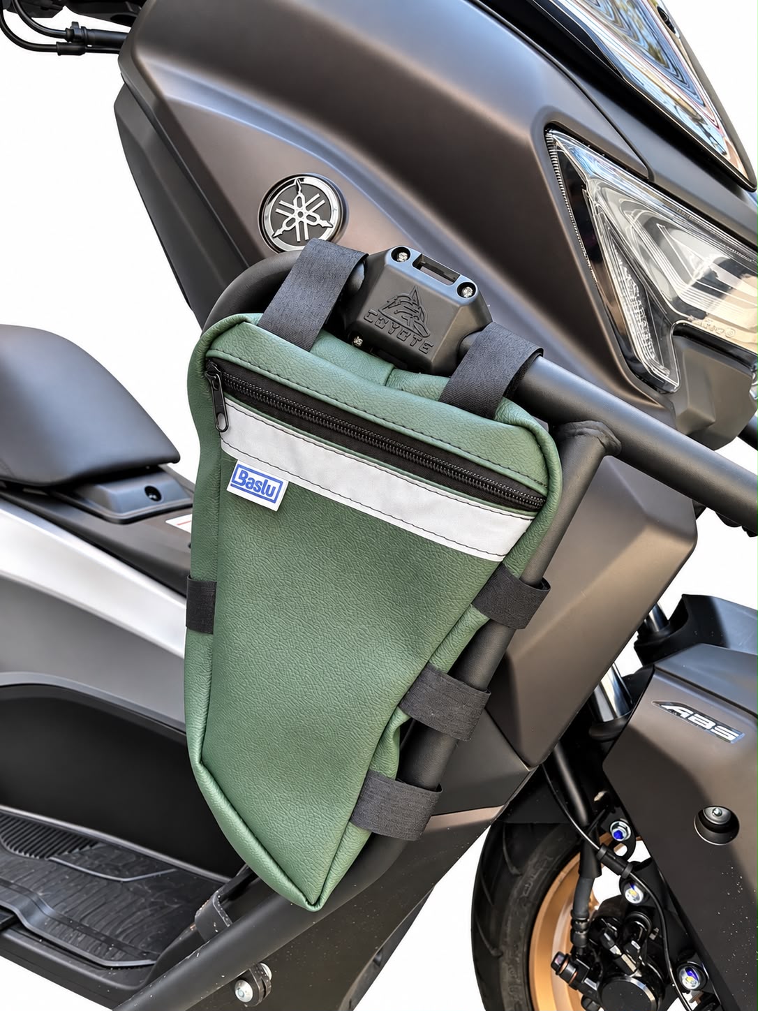 Alforje frontal para carenagem Baslu verde militar instalado na moto, vista lateral