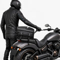 Bolsa Expansiva Alforge Garupa Baslu 21L impermeável instalada na moto
