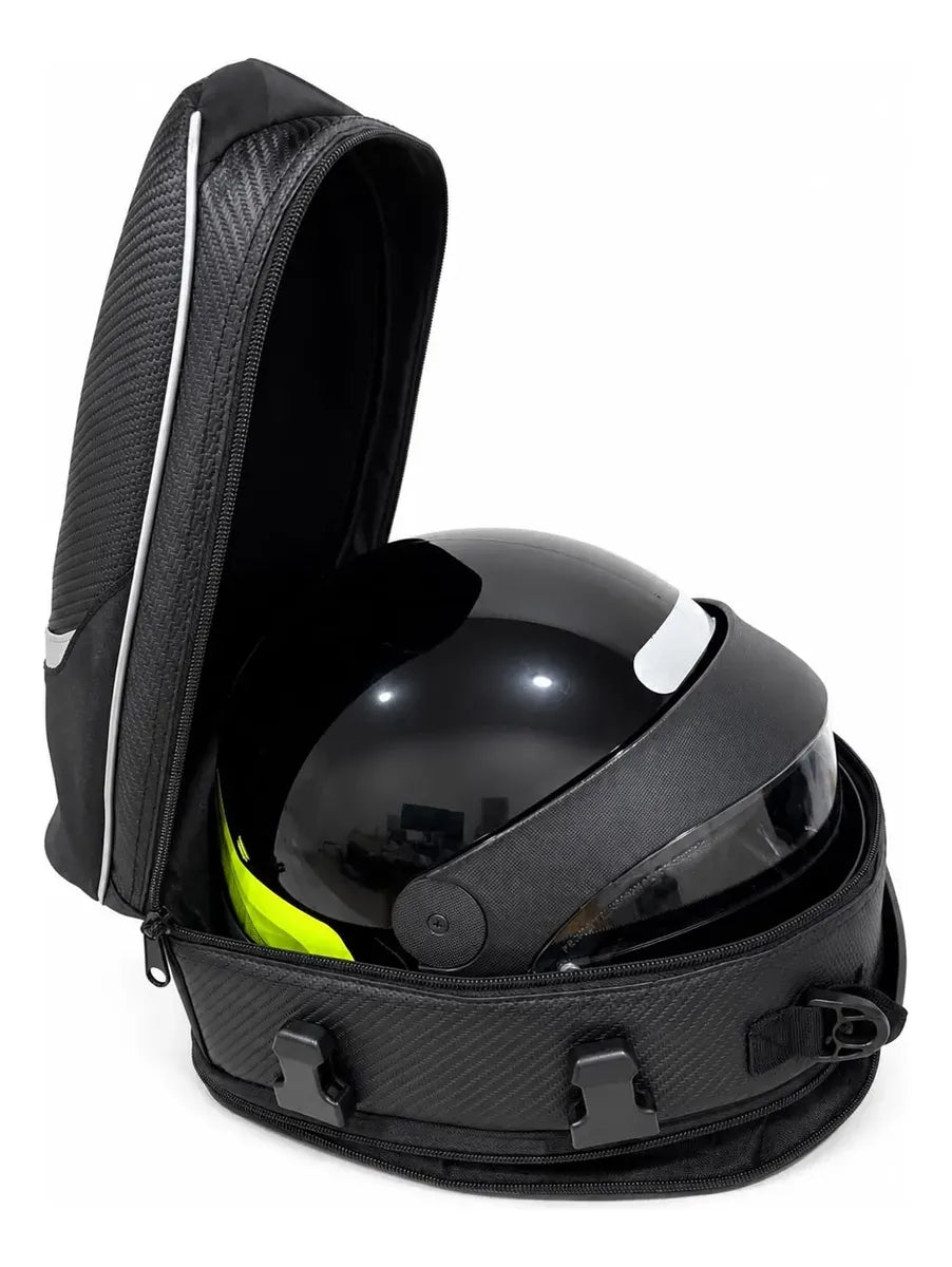 Bolsa Baslu aberta mostrando capacete guardado dentro, capacidade 21 litros