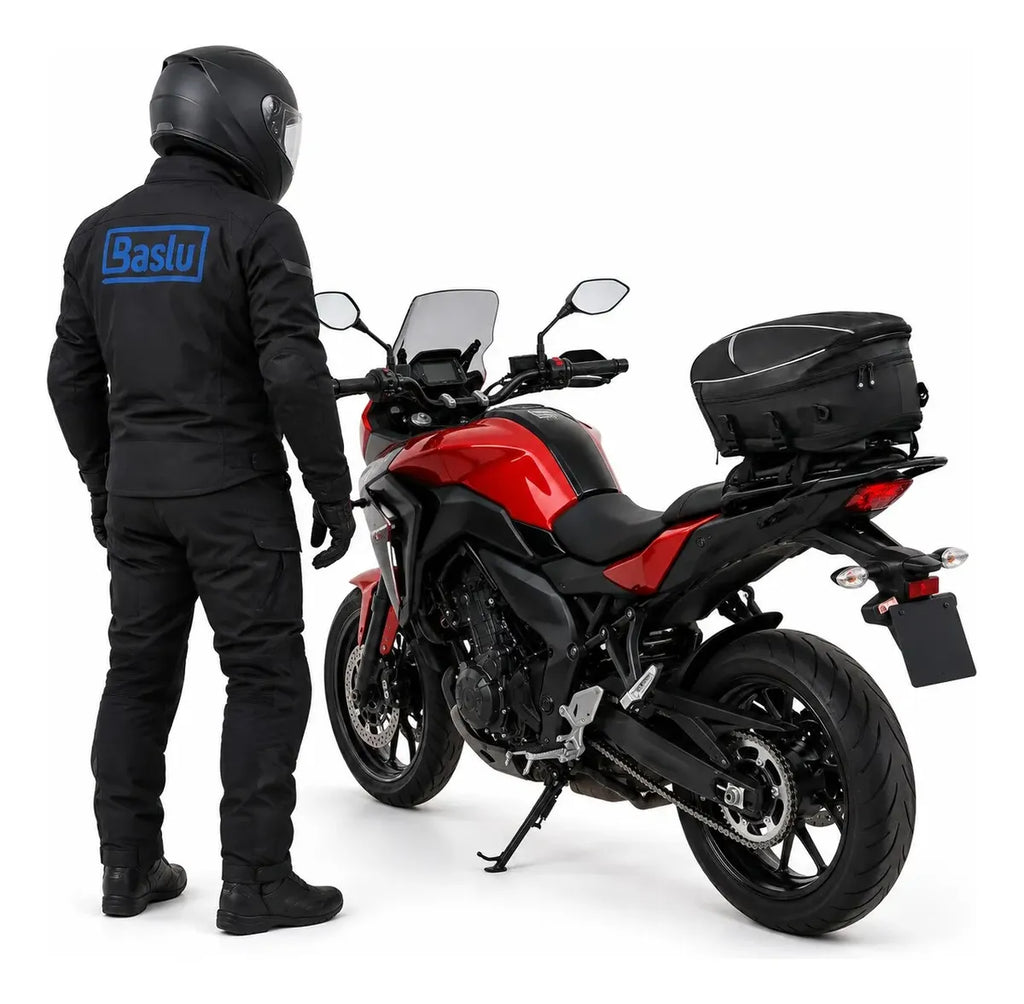Bolsa Baslu impermeável instalada no banco de uma moto estilo cruiser