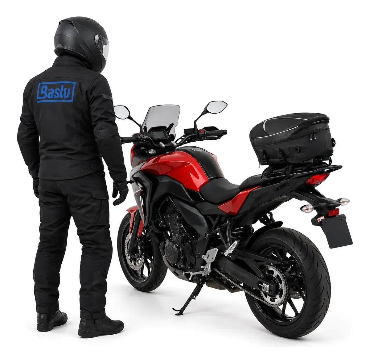 Bolsa Baslu impermeável instalada no banco de uma moto estilo cruiser