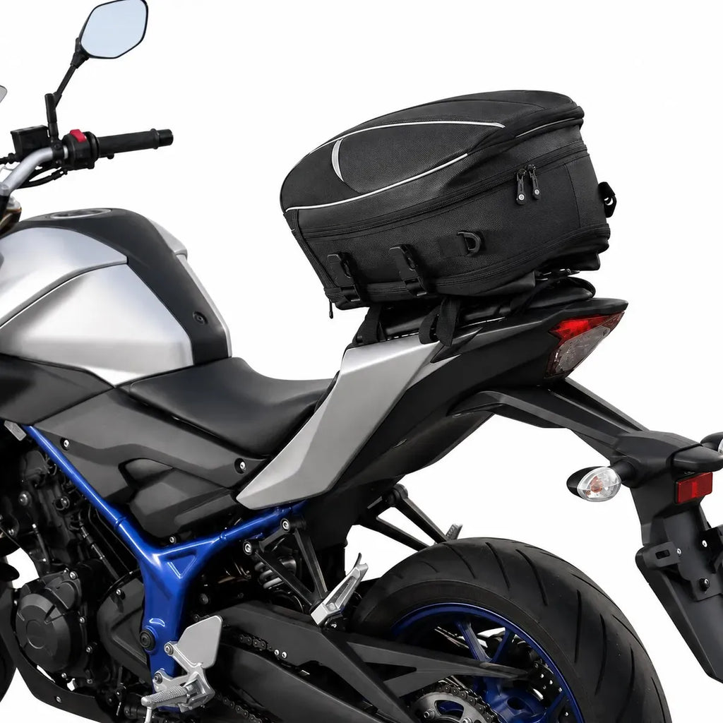 Motociclista carregando a Bolsa Baslu nas costas com a alça tira-colo