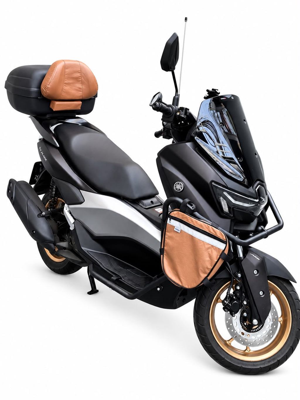 Kit Encosto Premium + Alforje Frontal Retangular Baslu preto instalado na moto, vista lateral próxima