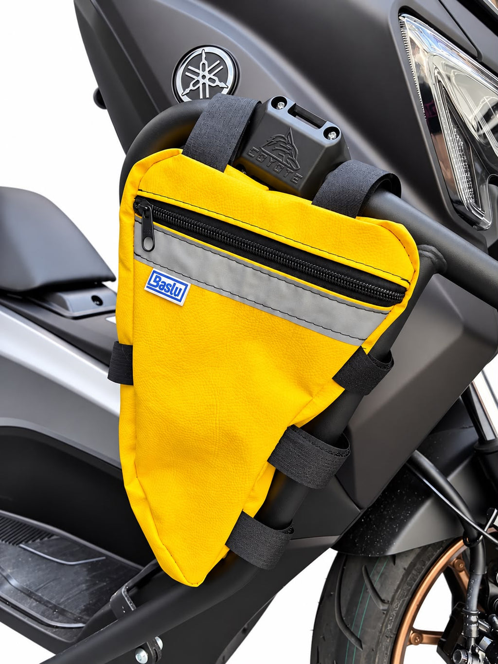 Alforje frontal para carenagem Baslu amarelo instalado na moto, detalhe do zíper e fitas de fixação