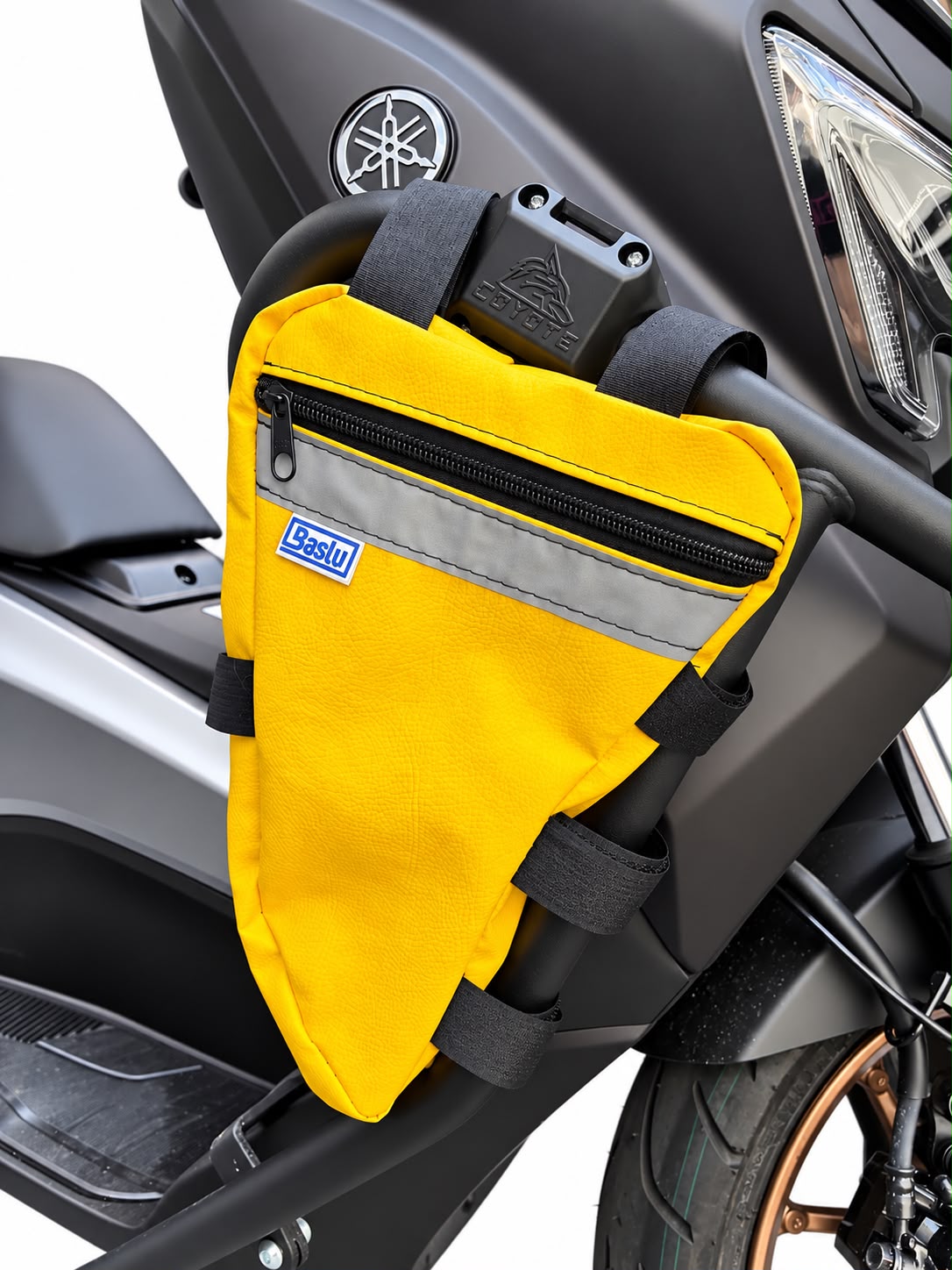 Alforje frontal para carenagem Baslu amarelo instalado na moto, detalhe do zíper e fitas de fixação