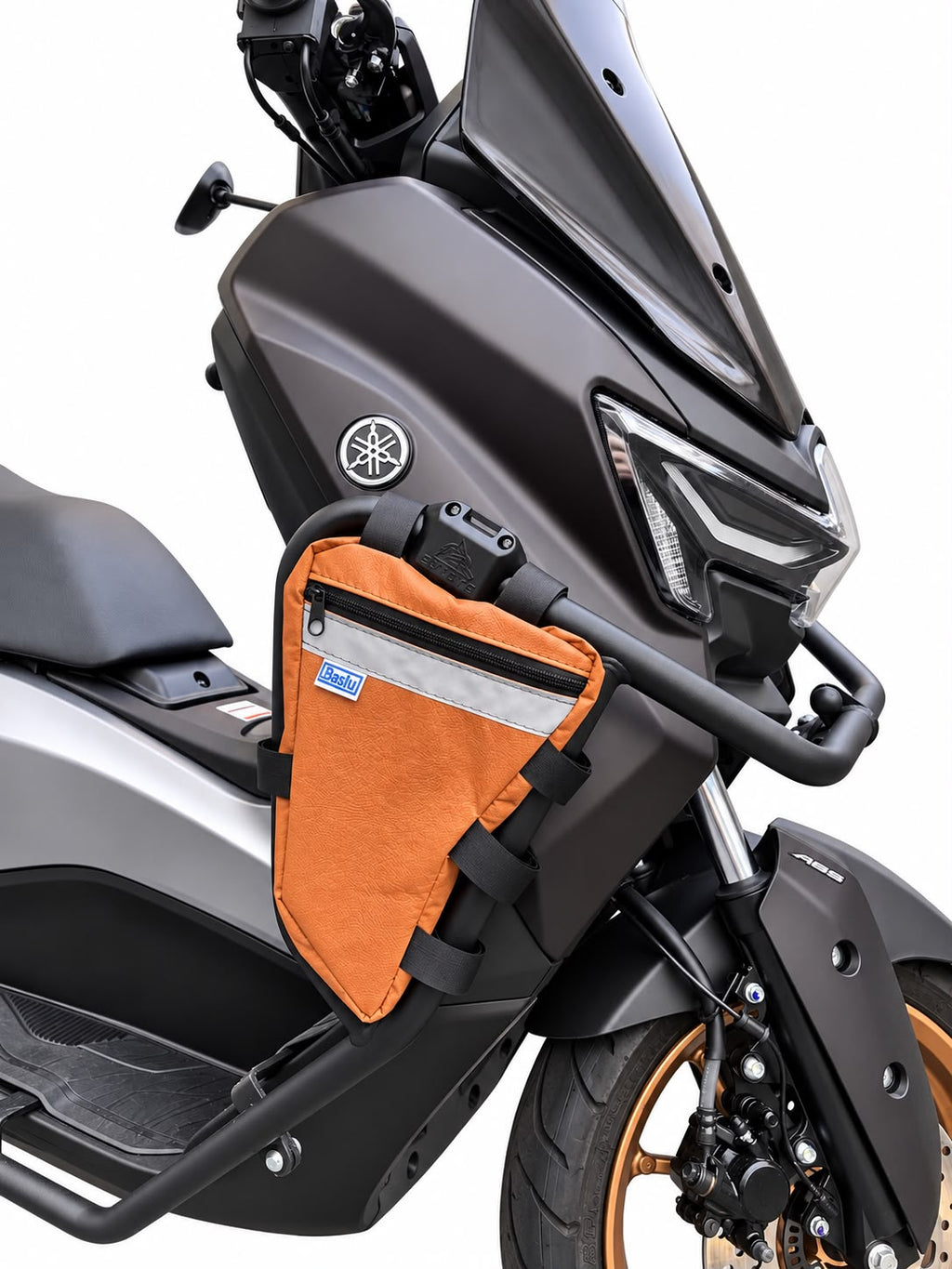 Alforje frontal para carenagem Baslu caramelo instalado na moto, vista lateral