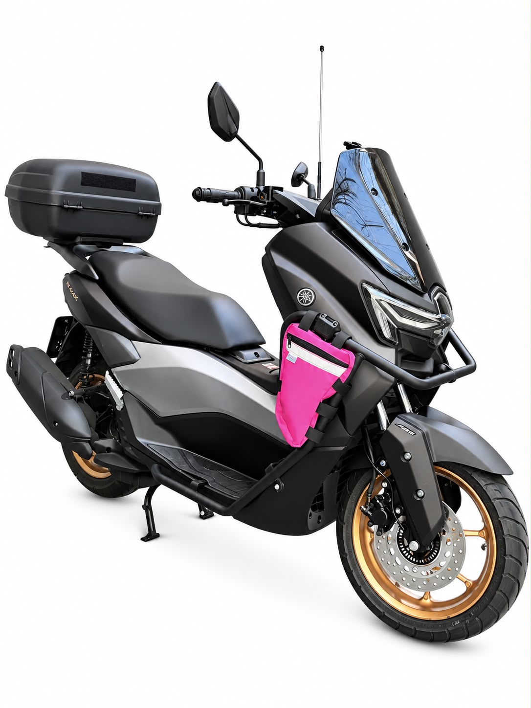 Alforje frontal para carenagem Baslu pink instalado na moto, vista lateral