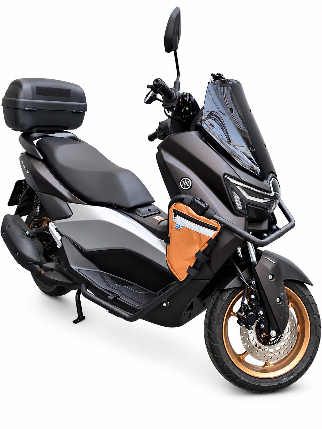 Alforje frontal para carenagem Baslu preto instalado na moto, vista lateral traseira