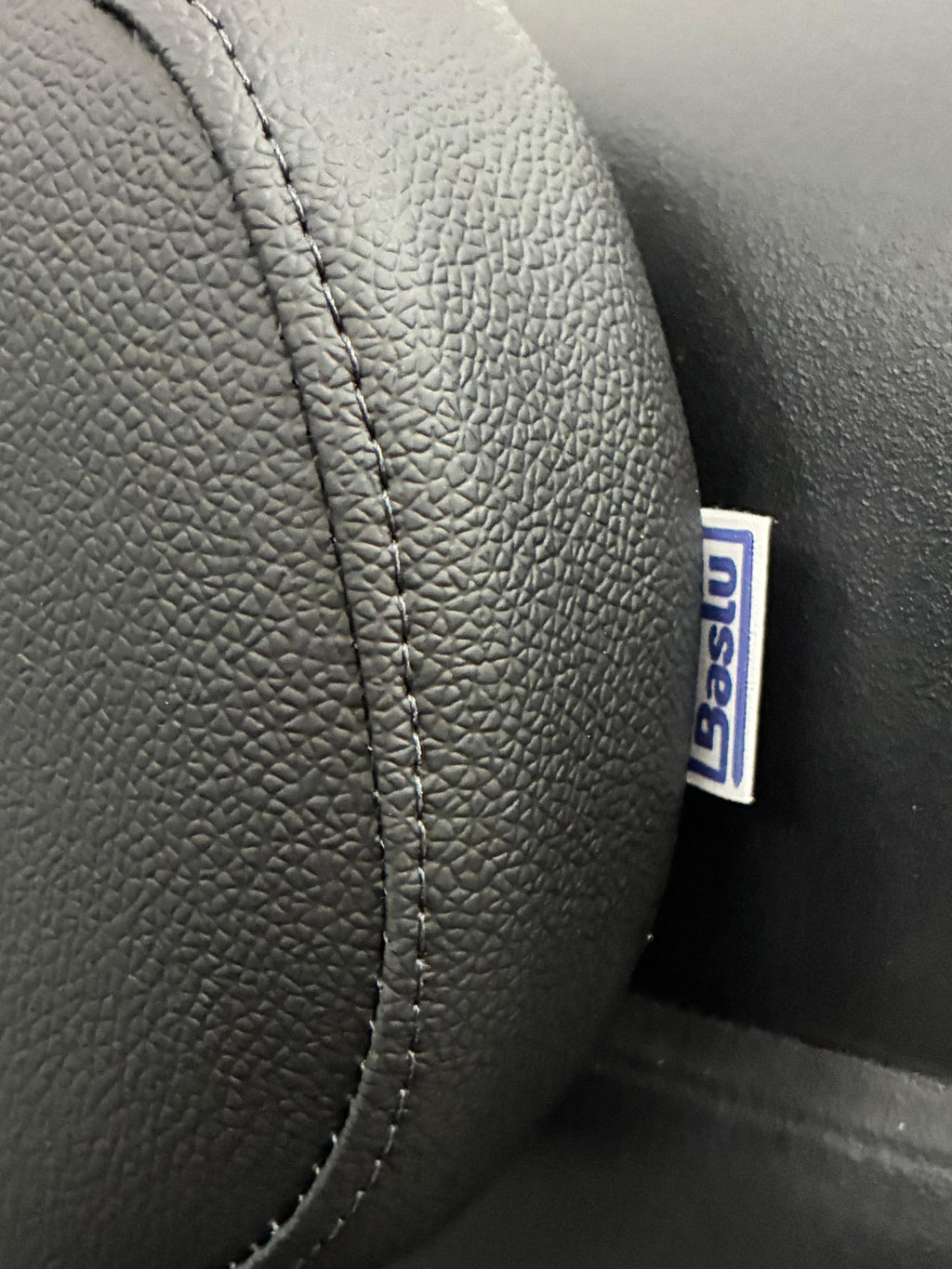 Encosto almofada para baú de moto Baslu na cor amarela, vista frontal em couro sintético