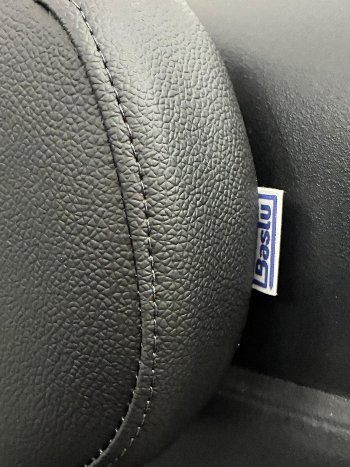 Encosto almofada para baú de moto Baslu na cor amarela, vista frontal em couro sintético