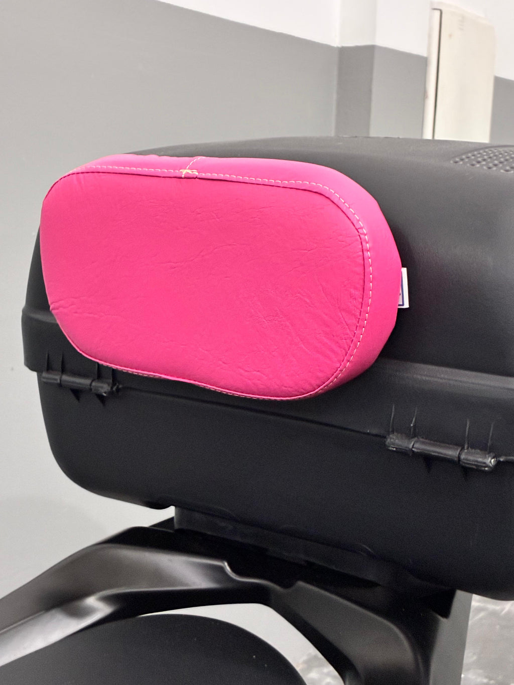 Encosto almofada amarelo Baslu instalado em bauleto de moto, visual chamativo e resistente