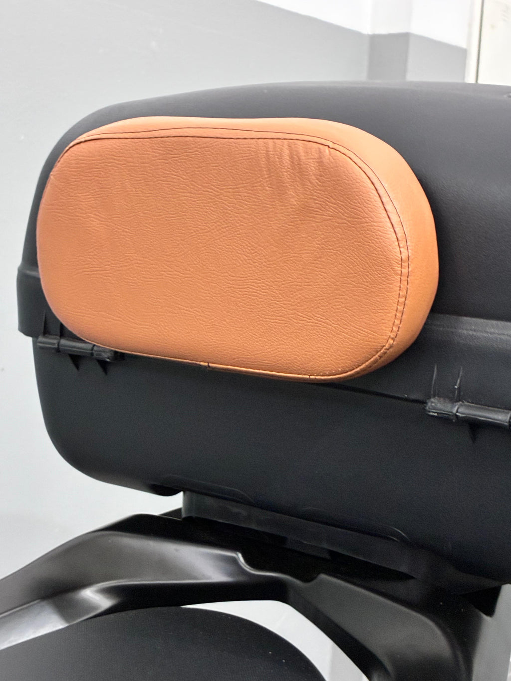 Encosto almofada para baú de moto Baslu na cor pink, vista frontal em couro sintético impermeável