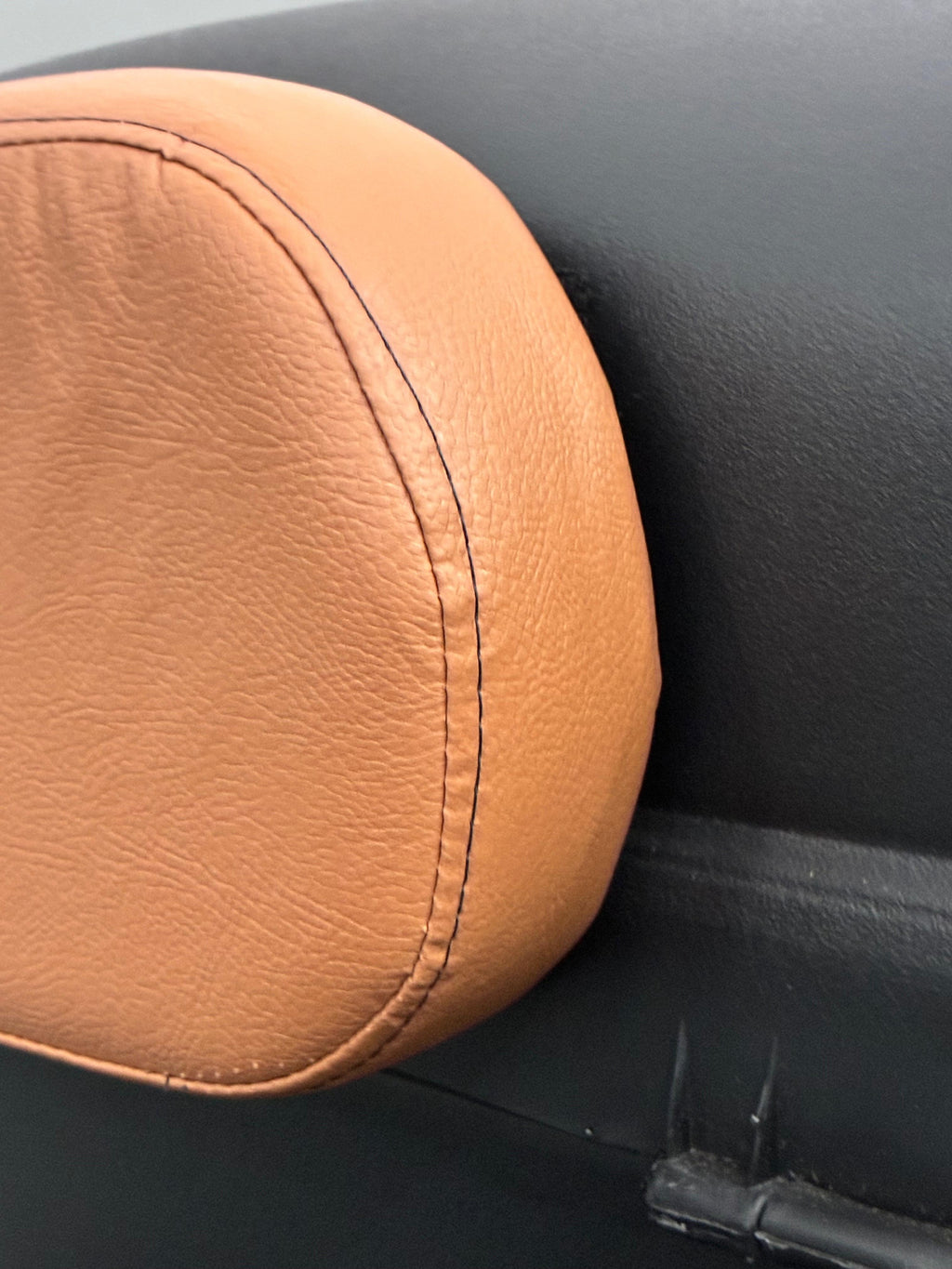 Encosto almofada pink Baslu aplicado em bauleto universal de moto