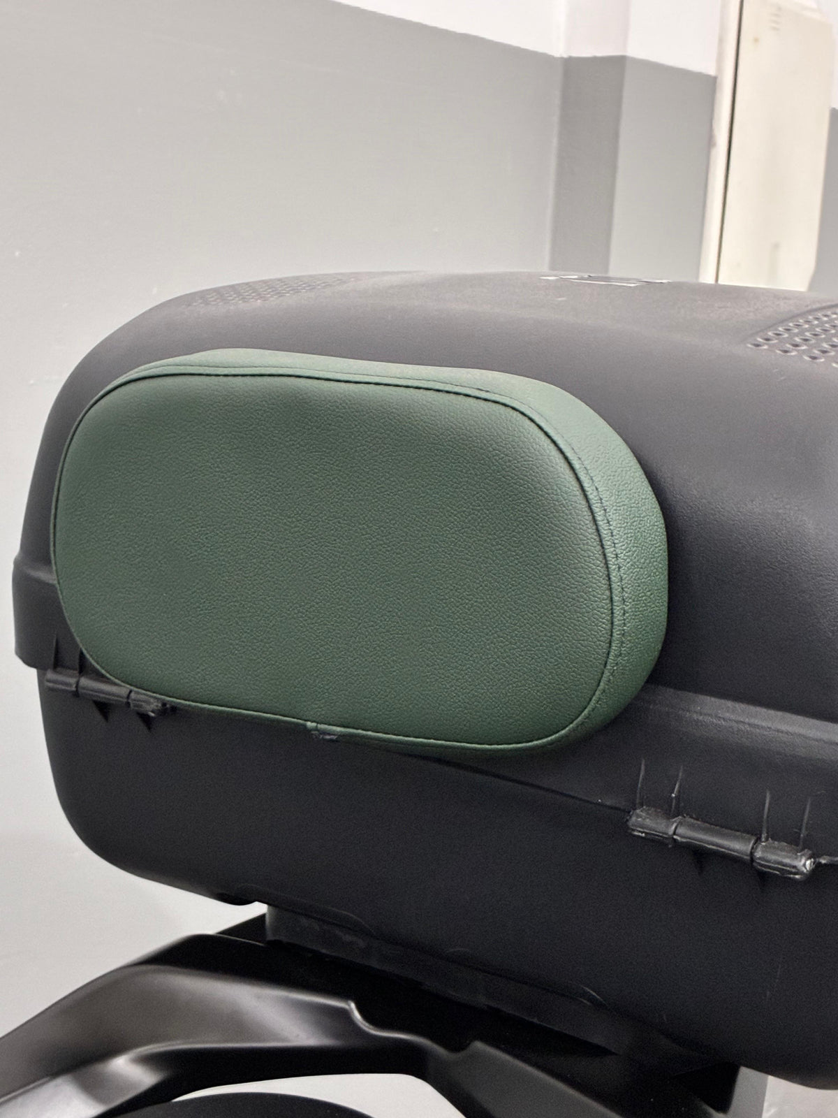Encosto almofada caramelo Baslu instalado em bauleto de moto, conforto e estilo para o passageiro