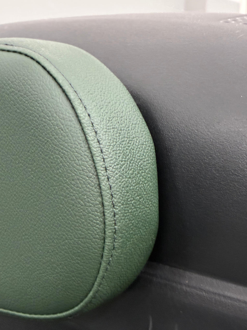 Detalhe da placa de PVC interna e fita de fixação do encosto caramelo Baslu