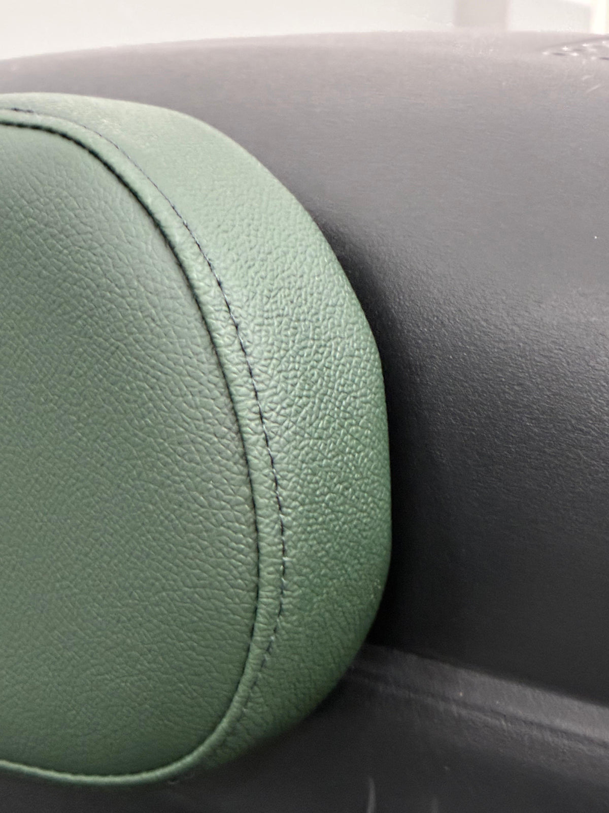 Detalhe da placa de PVC interna e fita de fixação do encosto caramelo Baslu