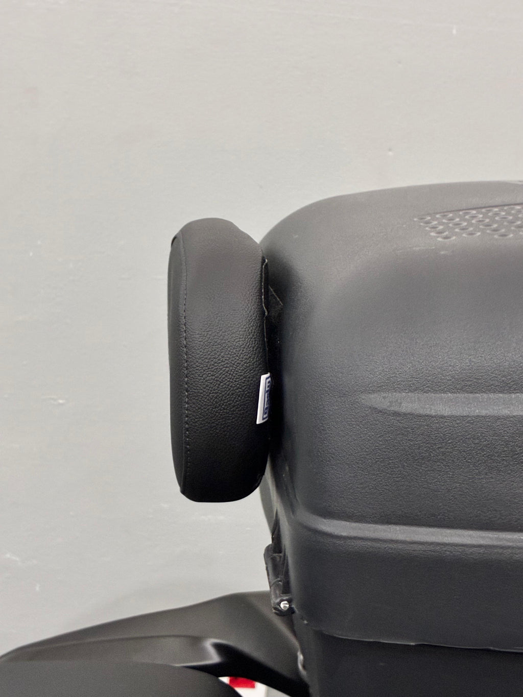 Encosto almofada preto Baslu instalado em bauleto de moto, oferecendo apoio confortável ao passageiro