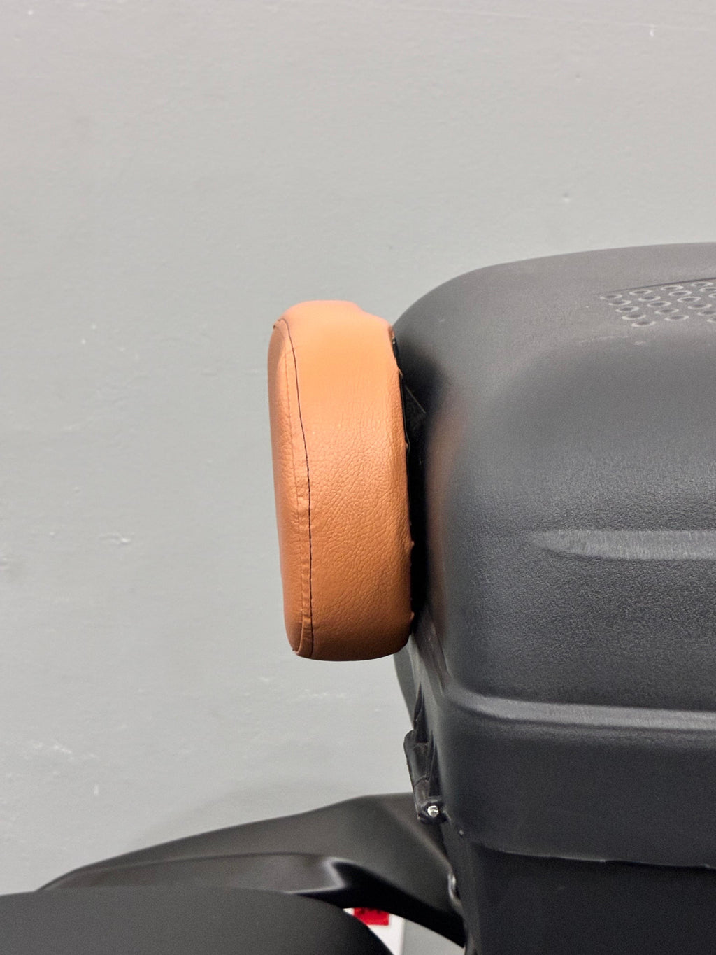 Detalhe da fita de fixação do encosto pink Baslu para instalação no baú