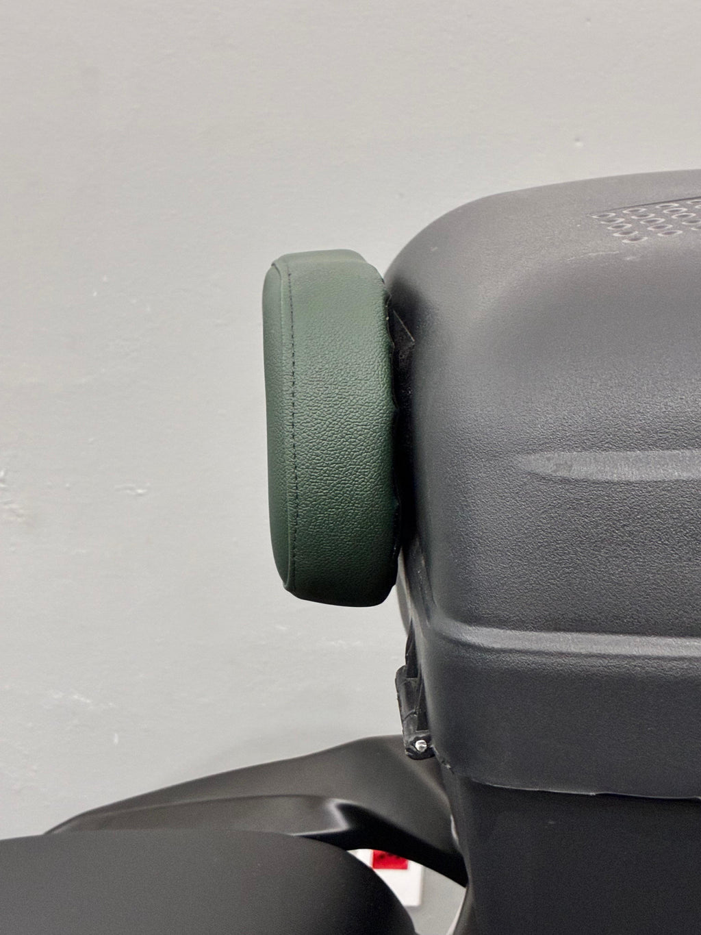 Encosto almofada para baú de moto Baslu na cor caramelo, vista frontal em couro sintético