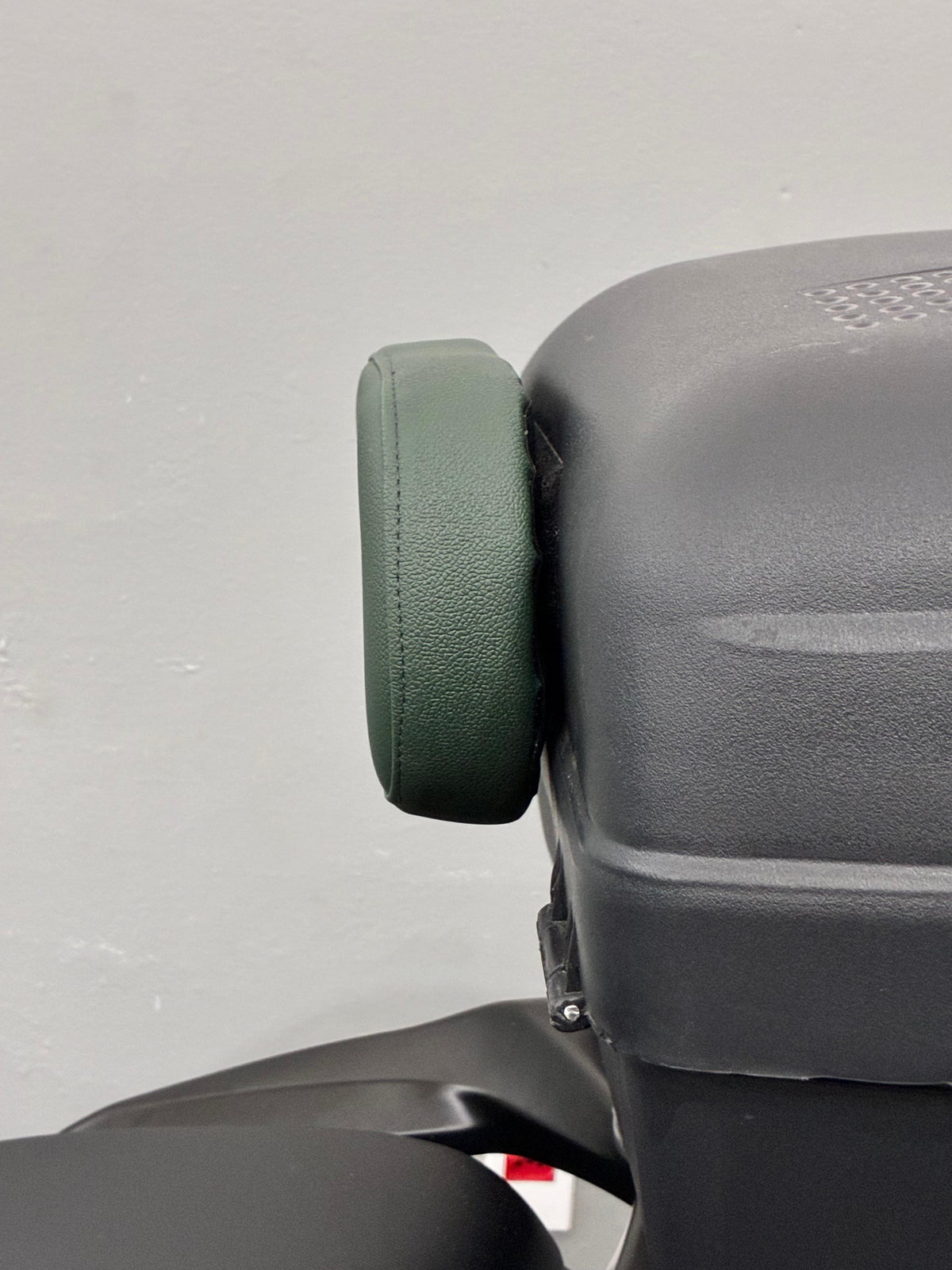 Encosto almofada para baú de moto Baslu na cor caramelo, vista frontal em couro sintético