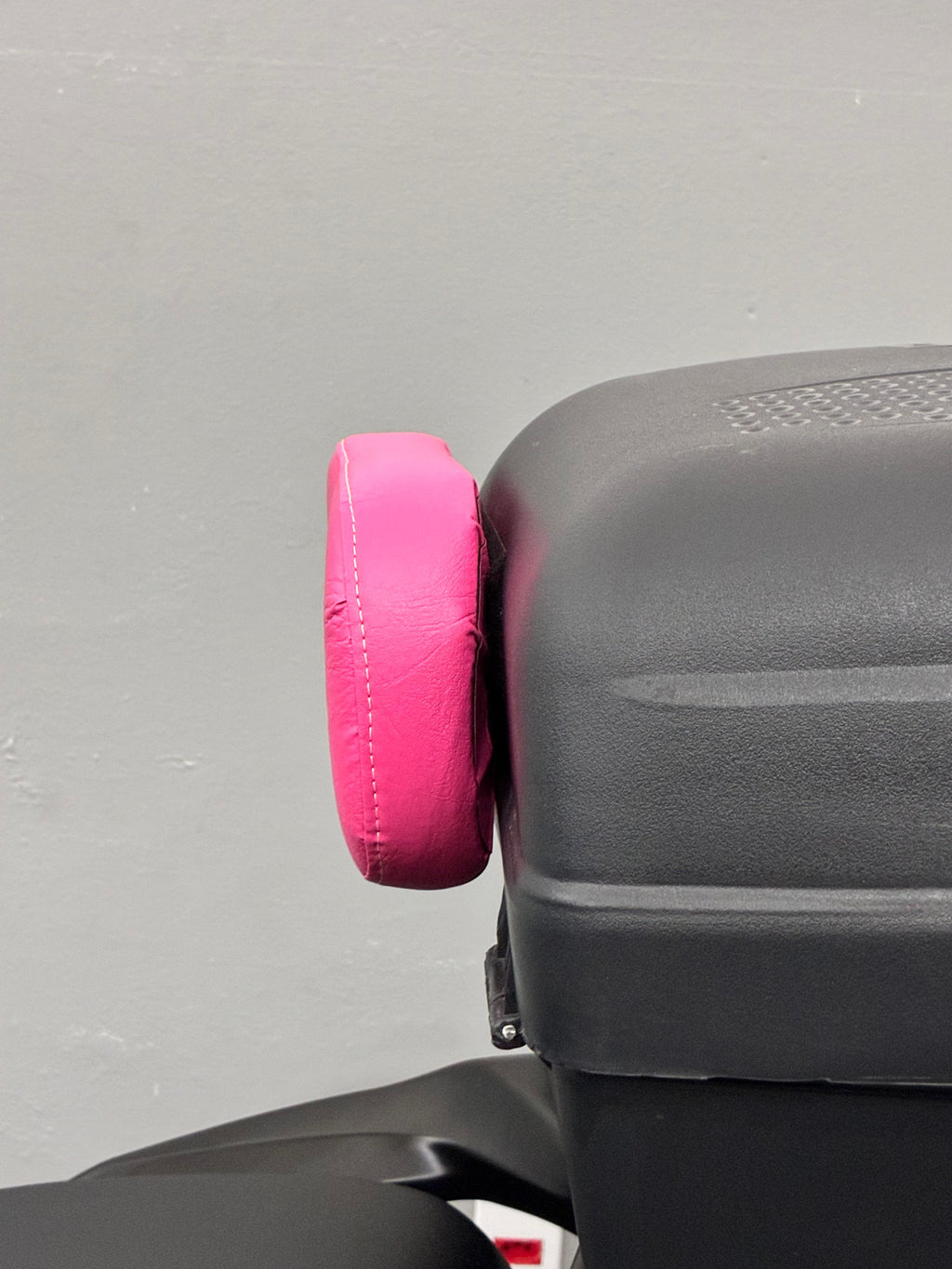 Detalhe da fita de fixação do encosto amarelo Baslu, sistema prático de colagem