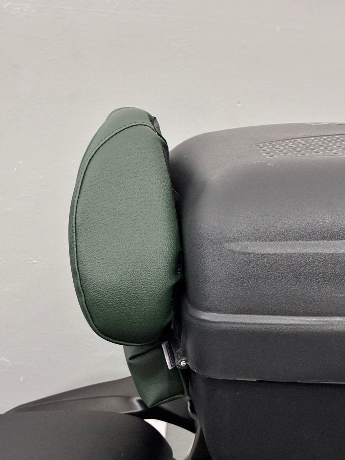 encosto preto baslu, cadeira de massagem moto, encosto anatômico