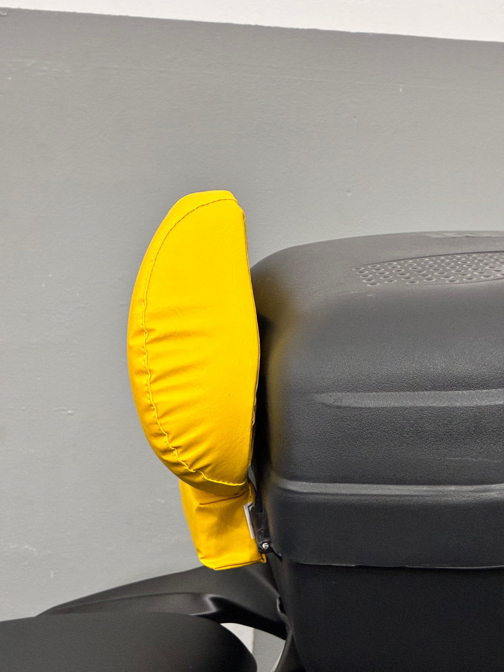 encosto premium caramelo baslu, encosto para baú de moto
