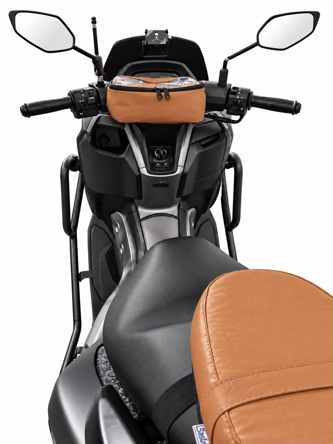Almofada de garupa Baslu caramelo instalada no banco traseiro da scooter