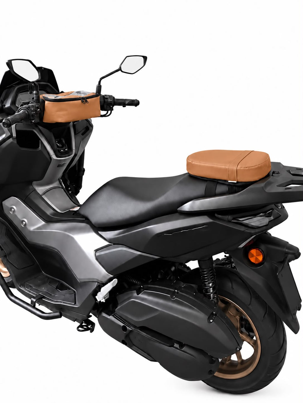 Kit Baslu caramelo instalado na scooter: bolsa de guidão e almofada de garupa