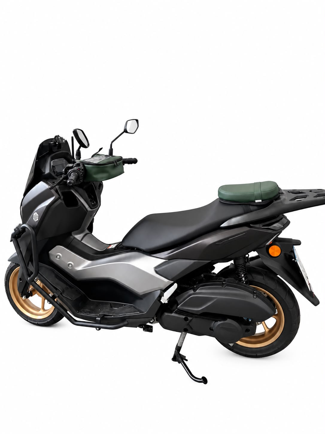 Almofada de garupa Baslu verde militar instalada no banco traseiro da scooter