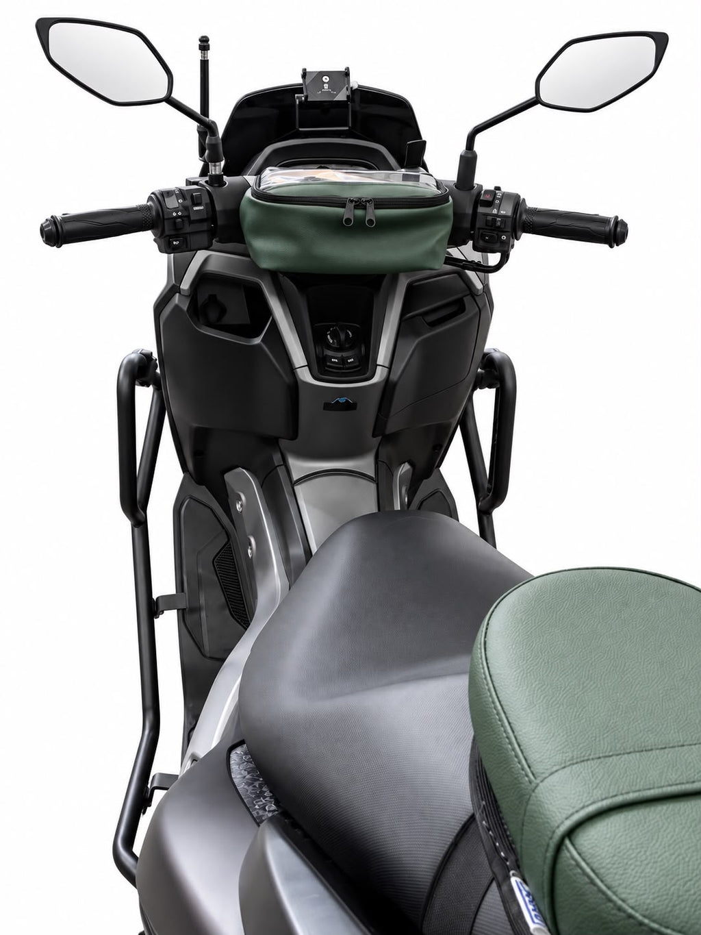 Kit Baslu verde militar instalado no guidão da scooter: bolsa e almofada de garupa