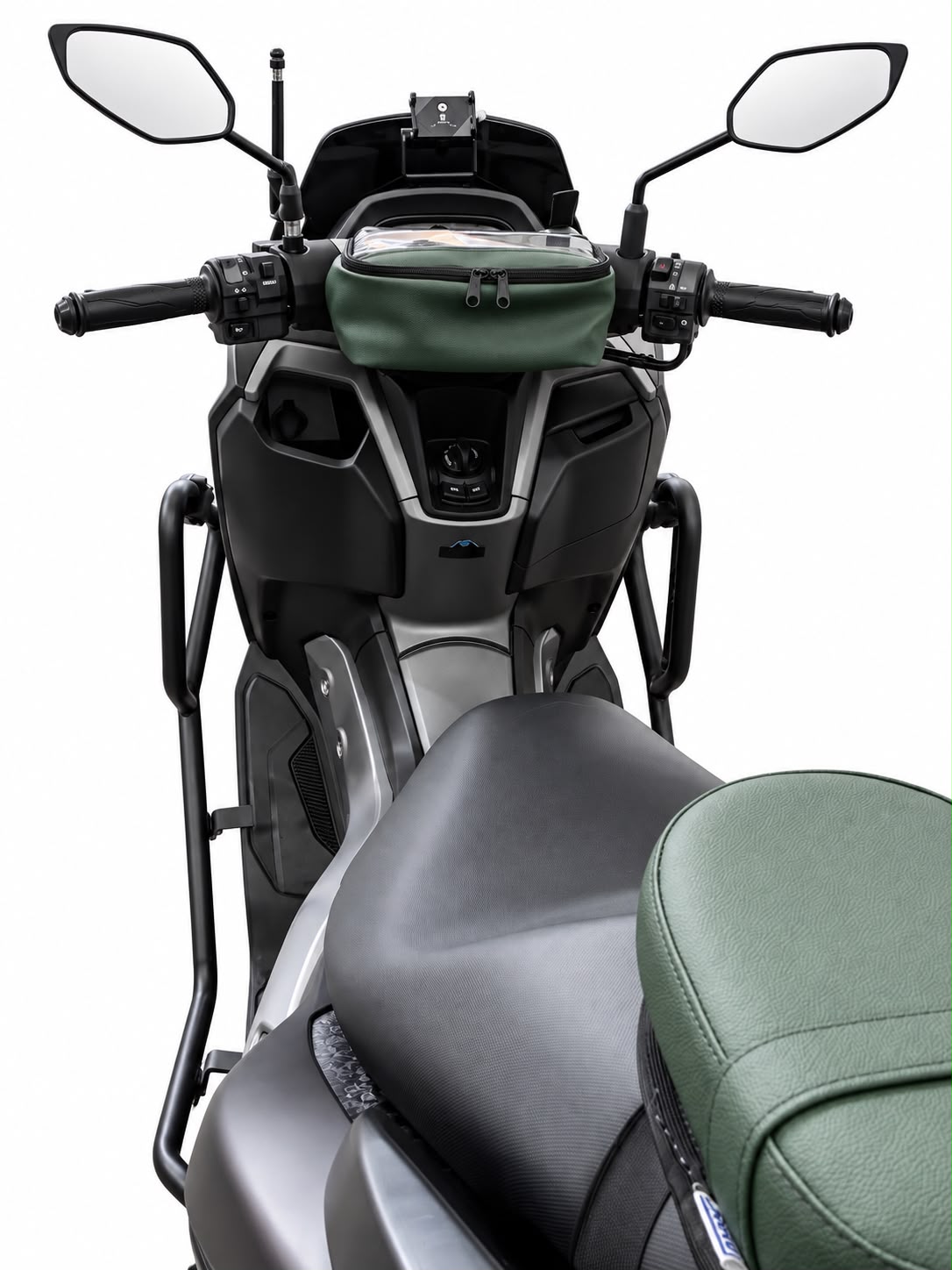 Kit Baslu verde militar instalado no guidão da scooter: bolsa e almofada de garupa