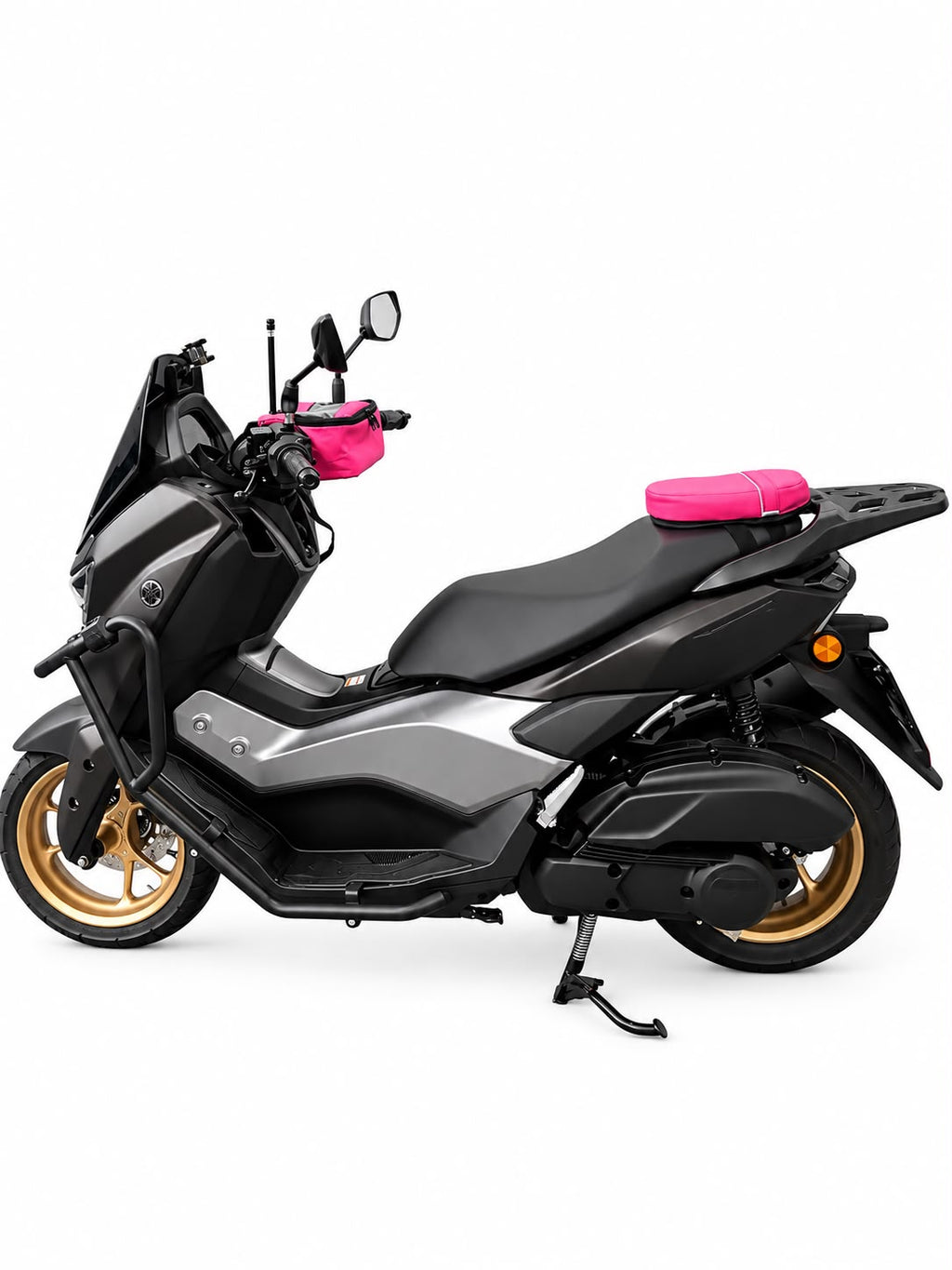 Kit Baslu pink instalado na scooter: bolsa de guidão e almofada de garupa