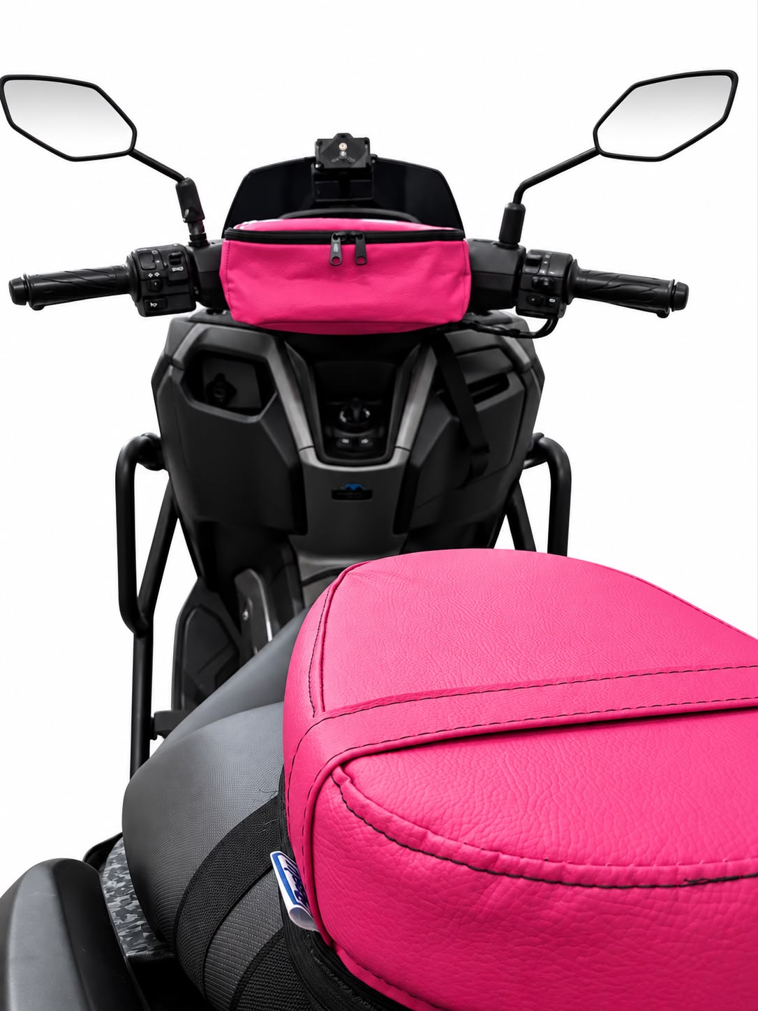 Almofada de garupa Baslu pink instalada no banco traseiro da scooter