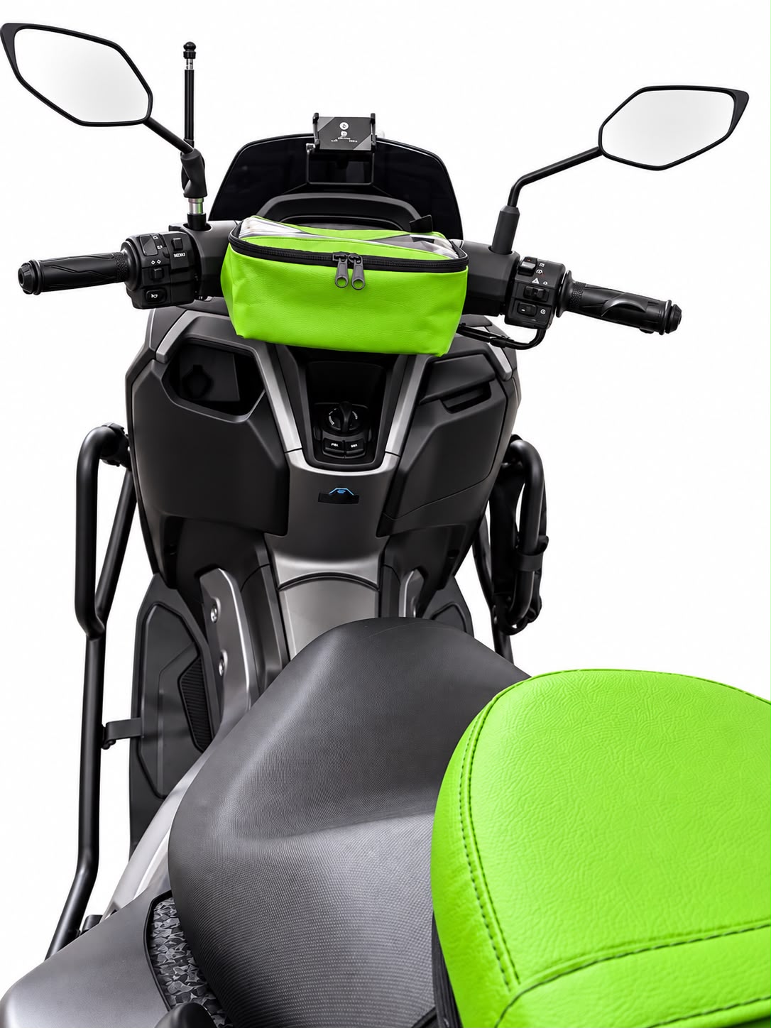 Almofada de garupa Baslu verde claro instalada no banco traseiro da scooter
