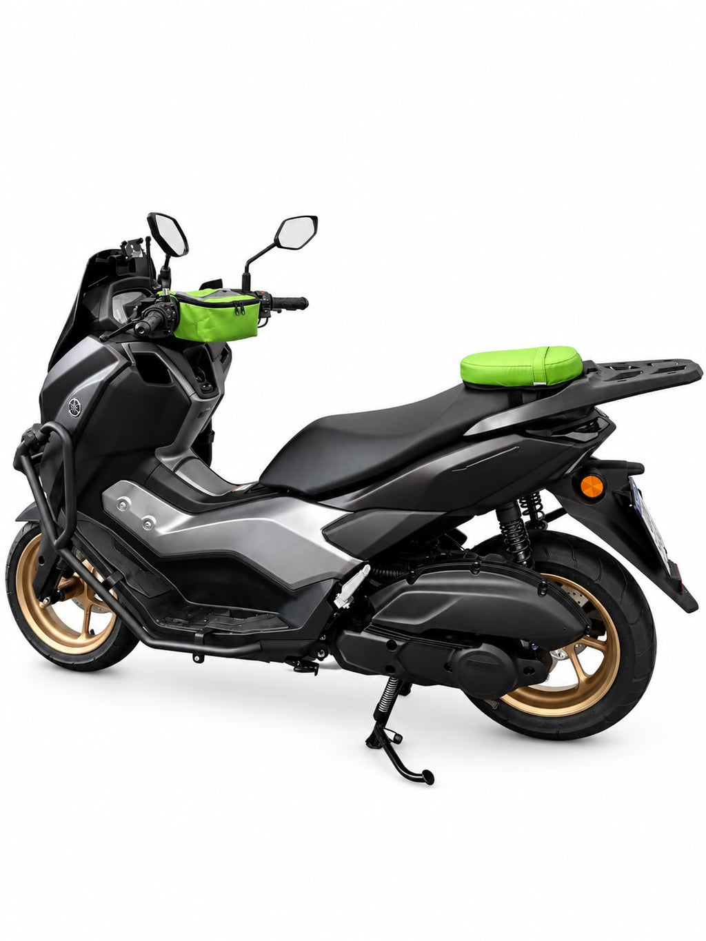 Kit Baslu verde claro instalado na scooter: bolsa de guidão e almofada de garupa