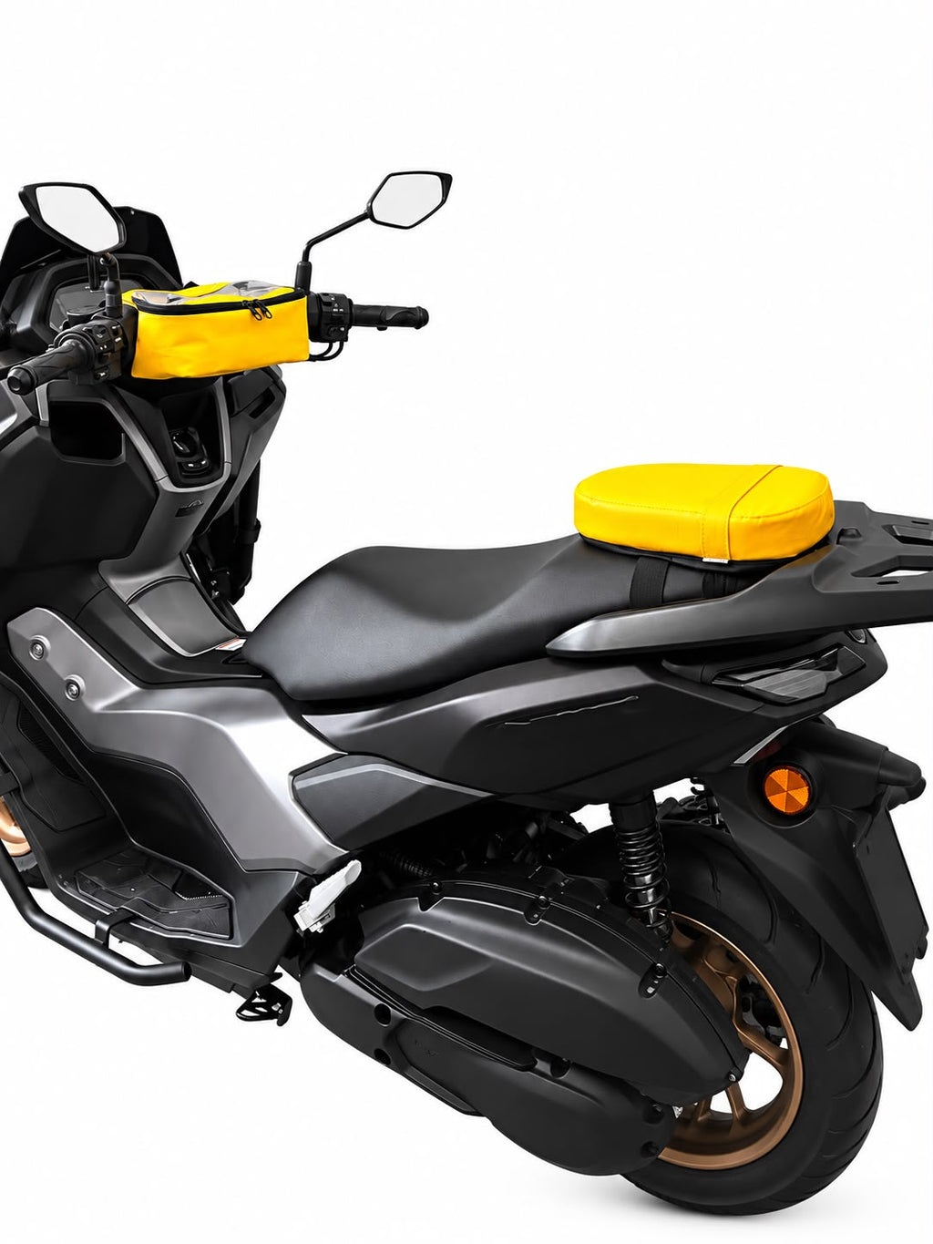 Kit Baslu amarelo instalado na scooter: bolsa de guidão e almofada de garupa