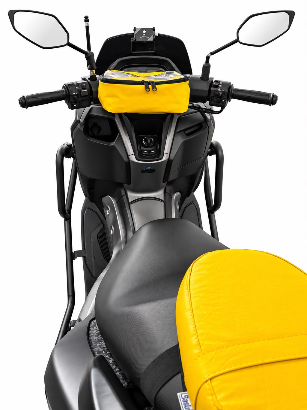 Almofada de garupa Baslu amarela instalada no banco traseiro da scooter