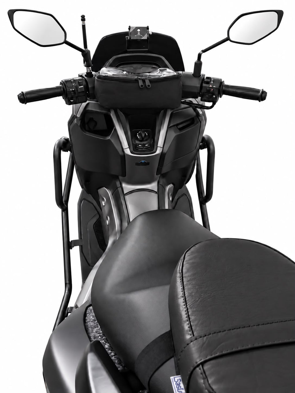 Almofada de garupa Baslu preta instalada no banco traseiro da scooter