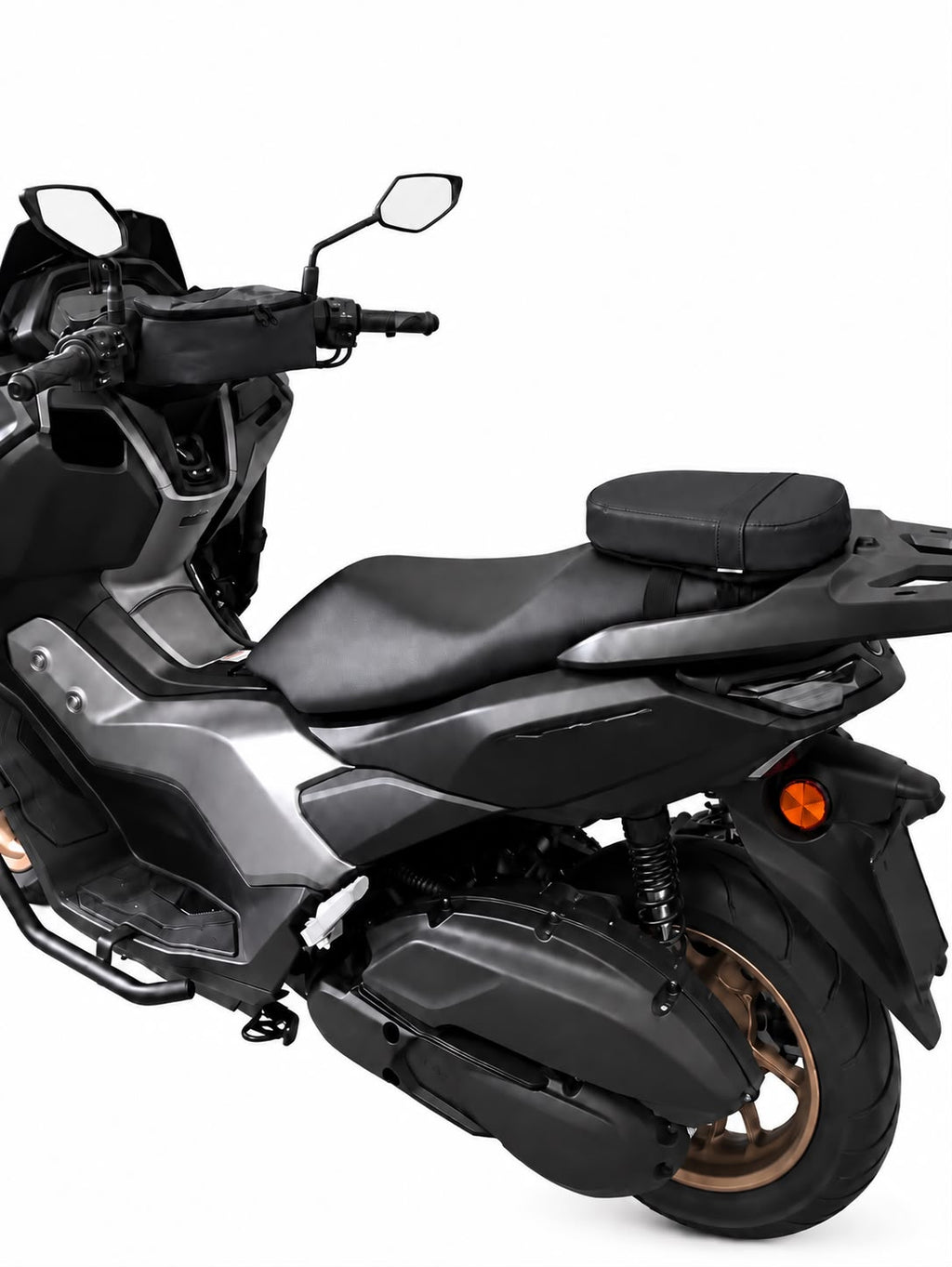 Kit Baslu preto instalado na scooter: bolsa de guidão e almofada de garupa