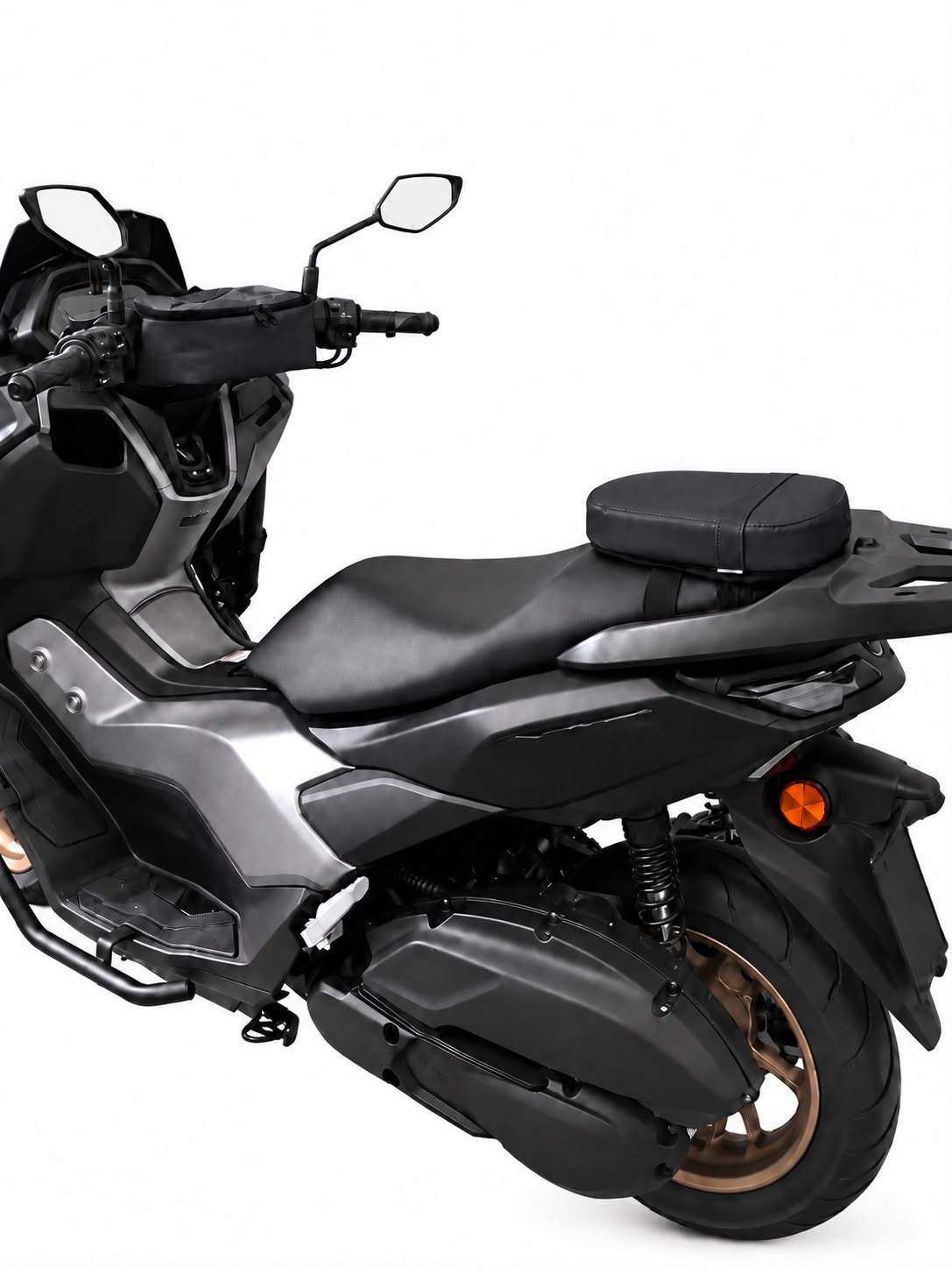 Kit Baslu preto instalado na scooter: bolsa de guidão e almofada de garupa