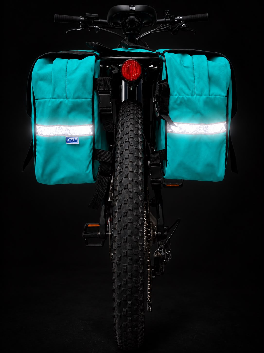 Alforje 40L Bike Baslu azul tiffany instalado no bagageiro da bicicleta, vista frontal com refletivos