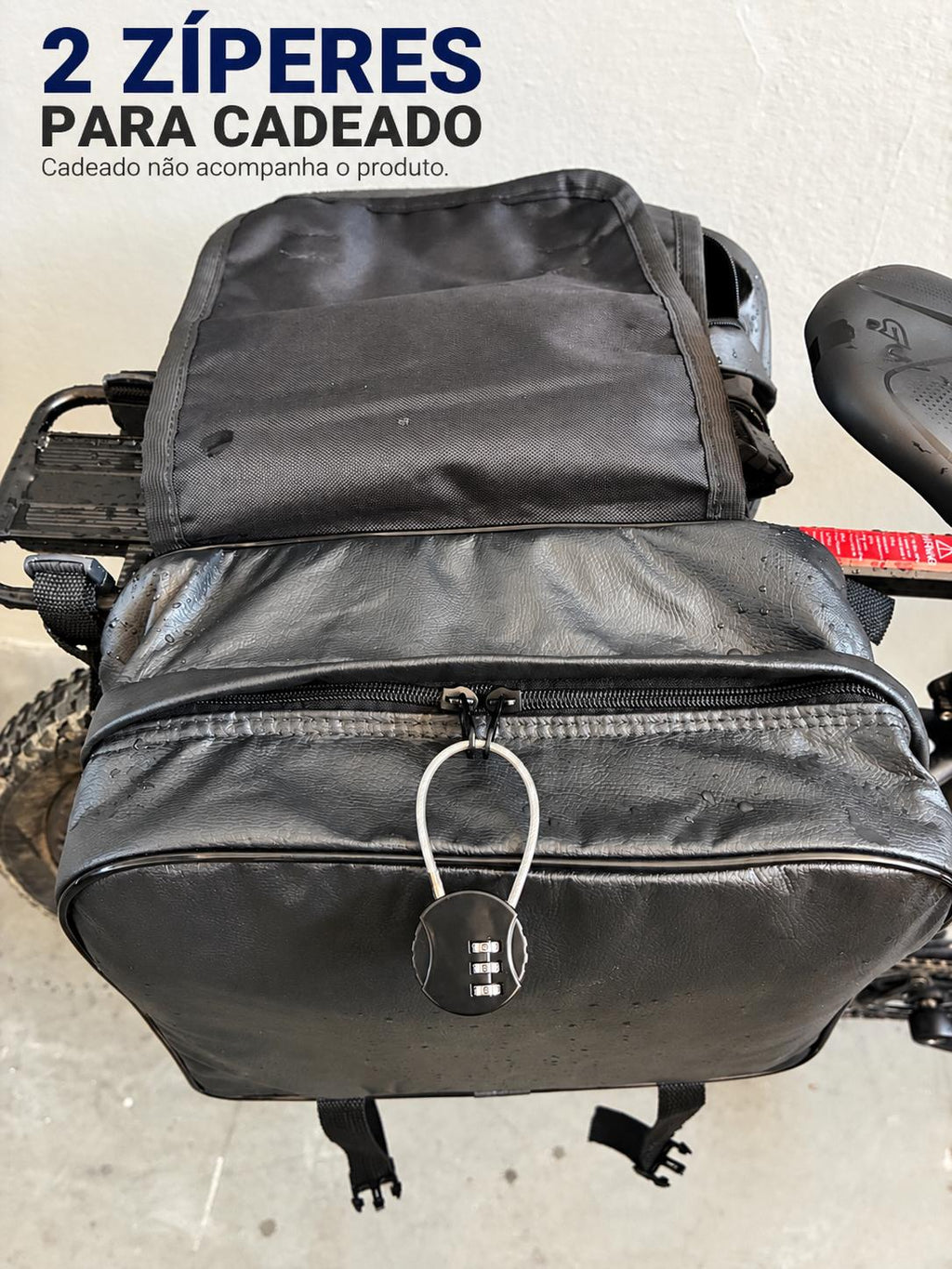 Detalhe dos zíperes com passagem para cadeado do Alforje 40L Bike Baslu preto
