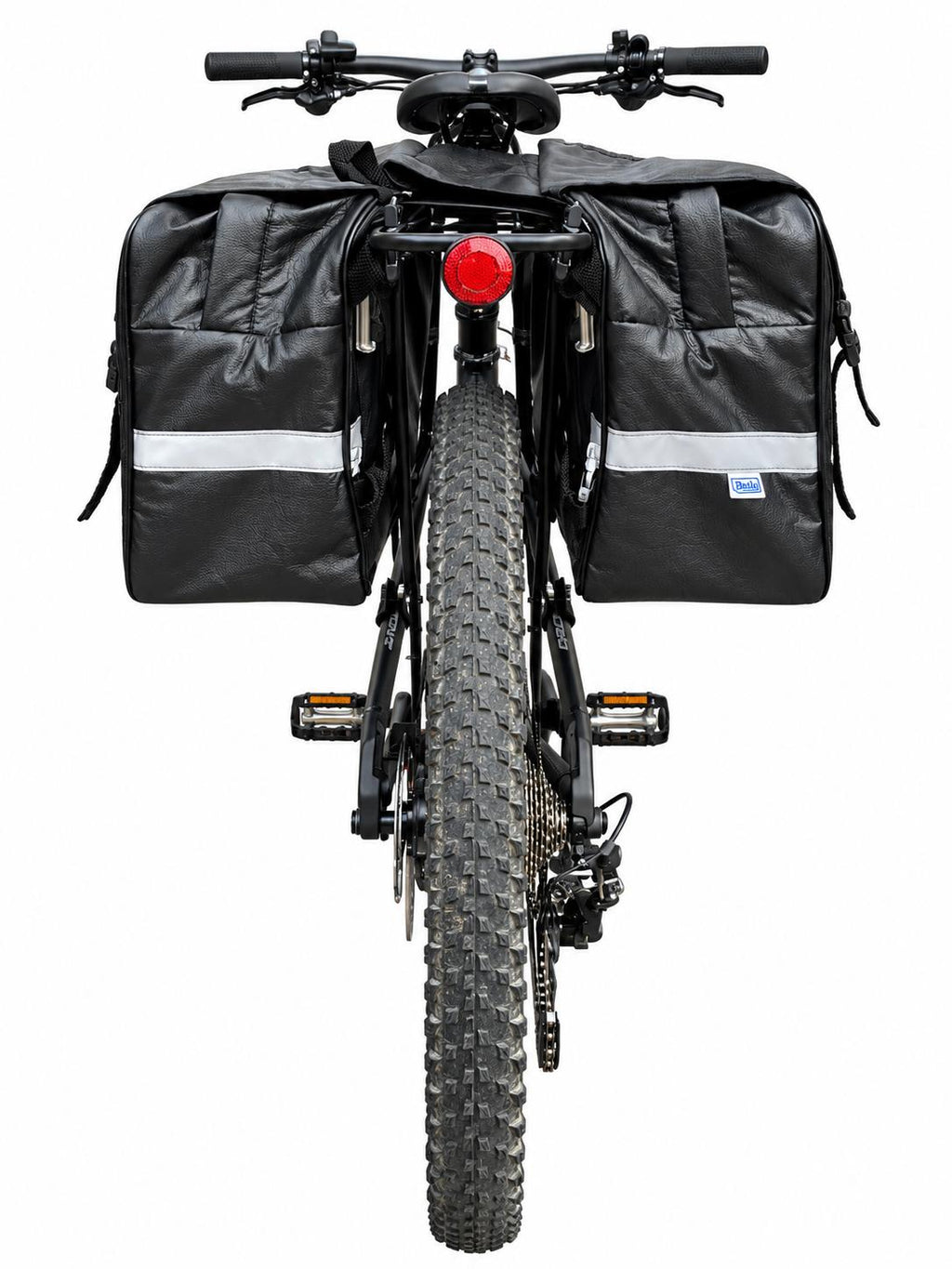 Alforje 40L Bike Baslu preto instalado no bagageiro da bicicleta, vista frontal com refletivos