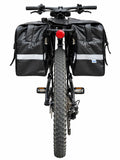 Alforje 40L Bike Baslu preto instalado no bagageiro da bicicleta, vista frontal com refletivos