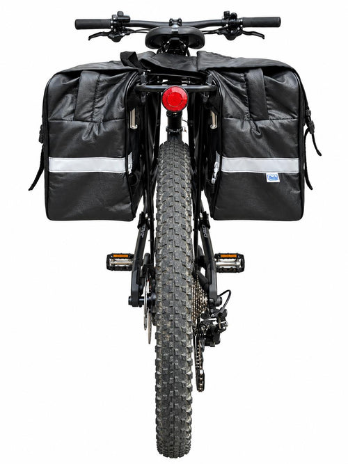 Alforje 40L Bike Baslu preto instalado no bagageiro da bicicleta, vista frontal com refletivos