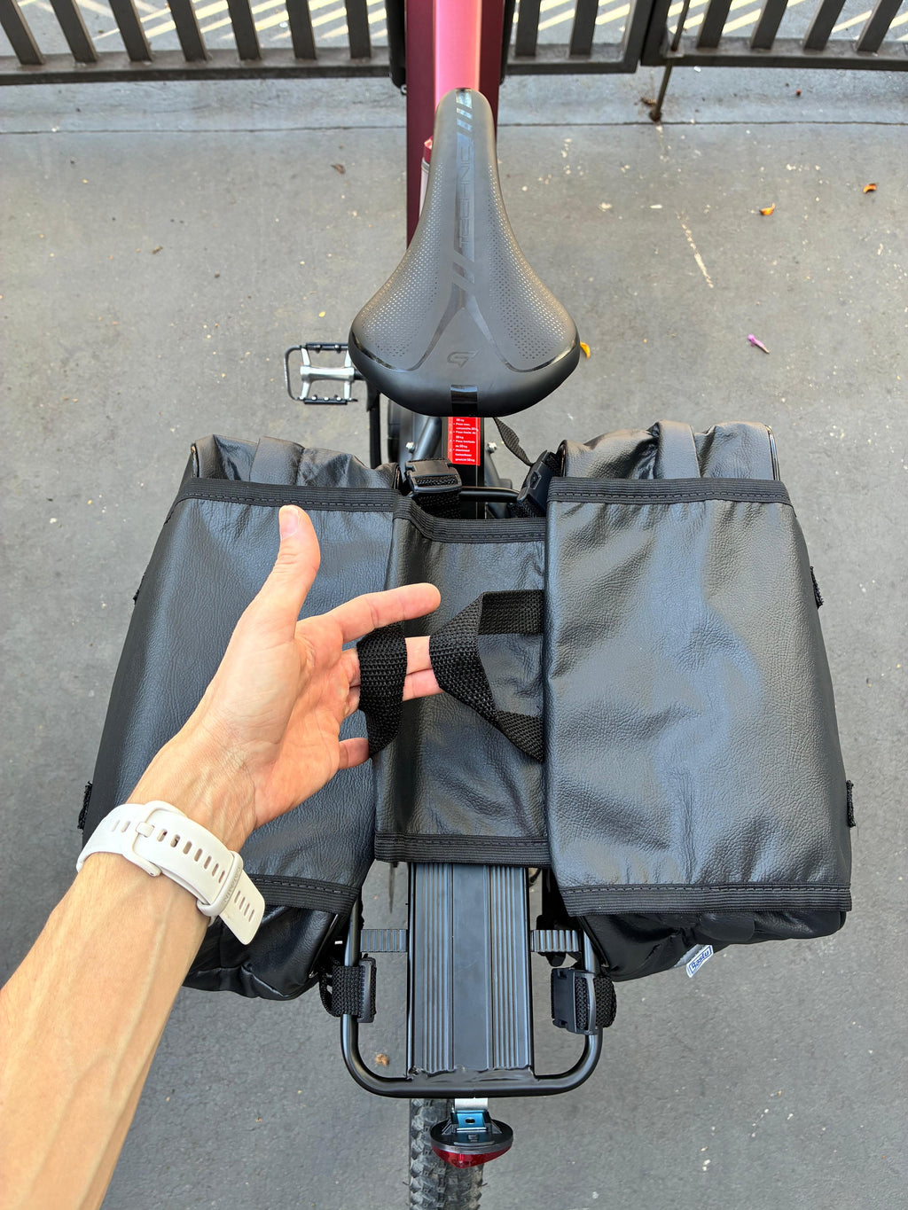Detalhe da instalação do Alforje 40L Bike Baslu preto, mostrando as fitas de fixação no bagageiro