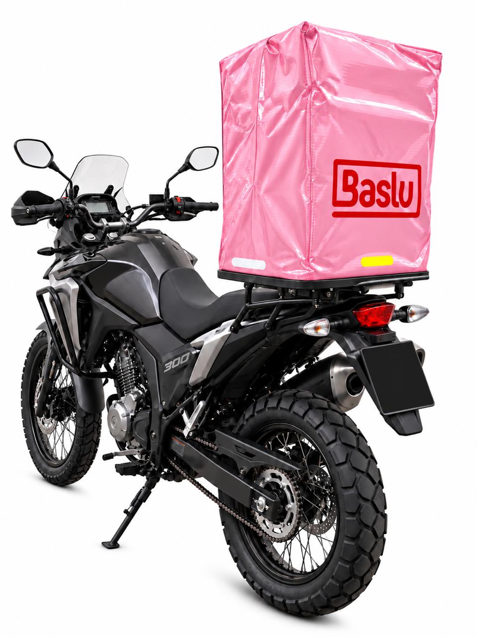 Motoboy usando o Baú Flexível Baslu 45L para entregas