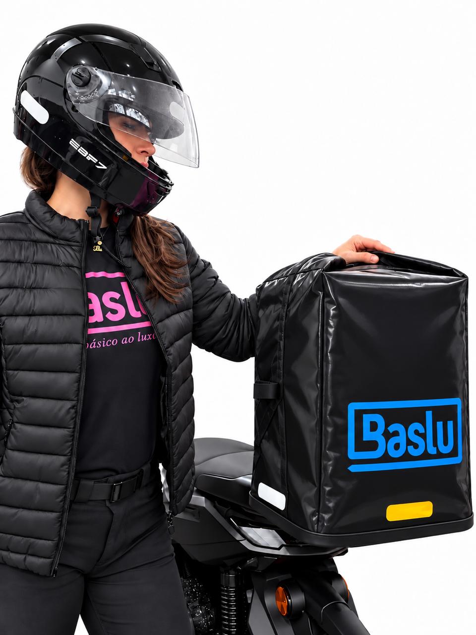 Baú Flexível Baslu 45L instalado no bagageiro da moto